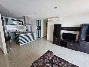 ein großes Wohnzimmer mit einem Sofa und einer Küche in der Unterkunft Hotel Torres Eugenia in Coatzacoalcos