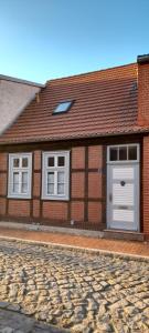 a red brick house with a white garage at Cityhaus in Parchim