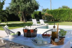 einen Tisch mit Getränken und Körben mit Essen drauf in der Unterkunft AllaTorretta23 in Fasano
