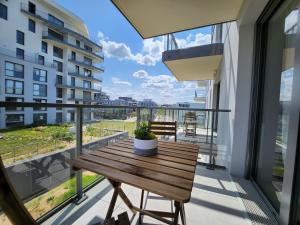 balcone con panca in legno e vista su un edificio di Le Quai des Bleus a Caen