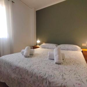 a bedroom with a large bed with white pillows at Apartamento en duplex El Riuet in Oliva