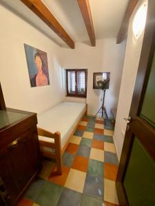 Zimmer mit einem Bett und einem Wandgemälde in der Unterkunft Romantic maisonette in Piran