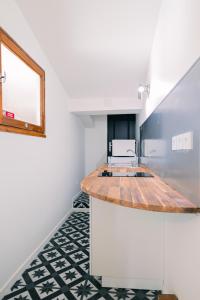 cocina con encimera y ventana en T3 pleincentre airconditionné en Burdeos
