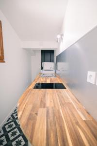 ボルドーにあるT3 pleincentre airconditionnéの木製テーブルが備わる部屋