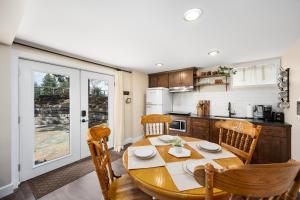 uma cozinha e sala de jantar com mesa e cadeiras em Country Cottage Basement Apartment em Hayden