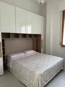a bedroom with a large bed with white cabinets at All'altezza del mare in Fossacesia
