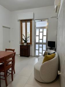 ein Wohnzimmer mit einem Sofa und einem Tisch in der Unterkunft All'altezza del mare in Fossacesia