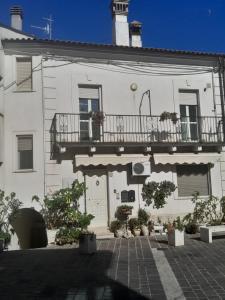 Casa bianca con balcone e patio. di Domus underground a Ripa Teatina