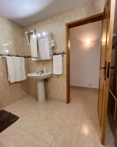 łazienka z umywalką i toaletą w obiekcie Vila Flora w mieście Santa Bárbara de Nexe