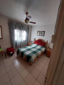 La casa de los abu في مايبو: غرفة نوم مع سرير وبطانية مقلية
