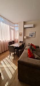 uma sala de estar com um sofá e uma mesa em Family Vacation New House em Durrës