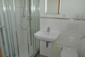 Ett badrum på Zeltdachhaus mit W_LAN in Strandna