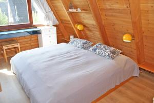 Postel nebo postele na pokoji v ubytování Zeltdachhaus mit W_LAN in Strandna + 5 fotografií