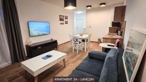 een woonkamer met een bank en een tv bij Casa Mili Jezera in Jezera