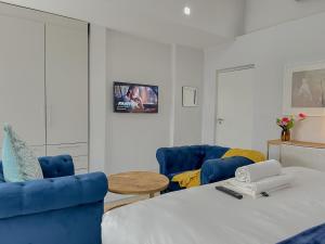 Amoris Guesthouse - In Randburg的电视和/或娱乐中心