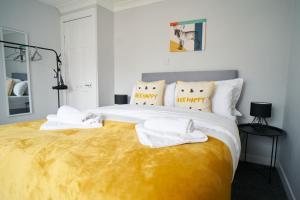 a bedroom with a large bed with towels on it at Couver House in Livingston