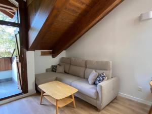 sala de estar con sofá y mesa en BPIRINEOS- Aire Pirineos, en Benasque