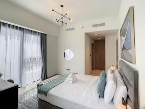 - une chambre avec un grand lit et une grande fenêtre dans l'établissement Key View - Act One Act Two, Downtown Dubai, à Dubaï