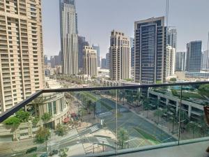 - une vue sur une ville avec de grands bâtiments dans l'établissement Key View - Act One Act Two, Downtown Dubai, à Dubaï