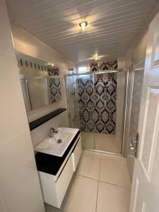 Koupelna v ubytování A Luxury Home by Damlataş Beach