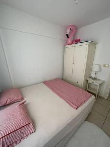 Postel nebo postele na pokoji v ubytování A Luxury Home by Damlataş Beach