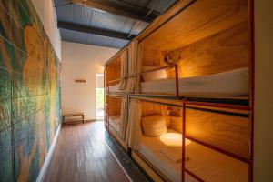Letto o letti in una camera di Mayan Monkey Cancun - Social Hotel