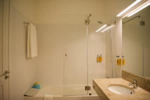 uma casa de banho com um chuveiro, um lavatório e uma banheira em Link Alcácer em Alcácer do Sal