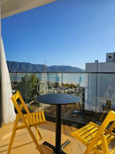 d'une table et de chaises sur un balcon avec vue sur l'eau. dans l'établissement KAAN Hotel, à Vlorë