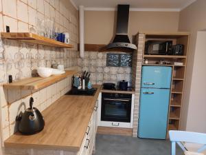 eine Küche mit einem blauen Kühlschrank und einem Herd in der Unterkunft Oak House in Świebodzin + 25 Fotos