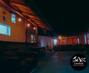 Habitación oscura con mesa y edificio en Condor en Mina Clavero