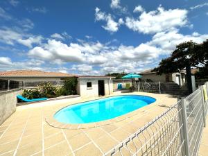 una piscina in un cortile con recinzione di Le mas des anges a Soussans