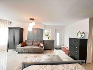 a living room with a couch and a dresser at Exquisite-Suite für Comfort & Gemütlichkeit Parkplatz ,Terrasse, WLAN in Oberjosbach