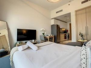TV a/nebo společenská místnost v ubytování Key View - Aura by Azizi Residence