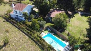 uma vista aérea de uma casa com piscina em Casa campo con piscina La Arboleda em Amoeiro