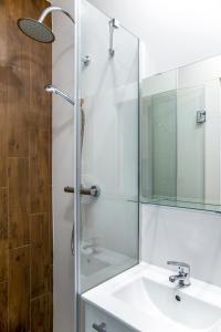 uma casa de banho com um lavatório e uma cabina de duche em vidro. em ADLER Room Suite -- prywatna łazienka, dostęp na kod -- BEZPŁATNY PARKING em Lódź