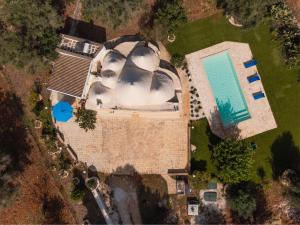 an overhead view of a building and a swimming pool at Trullo Tarantini con piscina privata in Latiano