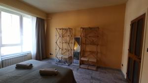 um quarto com uma cama e um quarto com um espelho em Casa Base em Bari