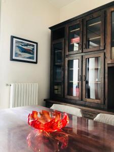 una ciotola di vetro rosso su un tavolo di legno di Lo Studio del Pittore a Vasto