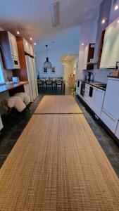 una cocina con una alfombra grande en el suelo en Arctic Circle Luxury House en Rovaniemi