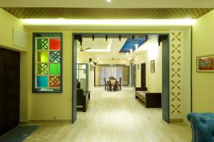 una sala de estar con un pasillo con puertas de cristal coloridas en BIGSON SERVICE APARTMENTS MADHAPUR en Hyderabad