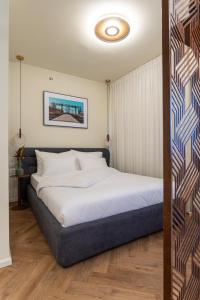 een slaapkamer met een groot bed in een kamer bij De Sheinkin in Tel Aviv