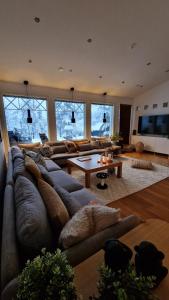 En sittgrupp på Arctic Circle Luxury House