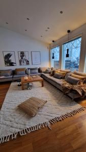 En sittgrupp på Arctic Circle Luxury House