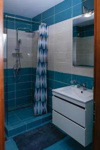 モイエチウ・デ・ススにあるCasa Edenの青と白のバスルーム(シンク、シャワー付) +24枚の写真