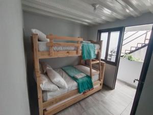 sypialnia z łóżkiem piętrowym w pokoju w obiekcie Hotel viajeros w mieście El Mesón