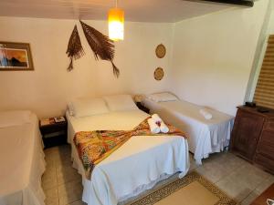 um quarto com duas camas num quarto em Bangalô completo, amplo, funcional e confortável. em Fernando de Noronha