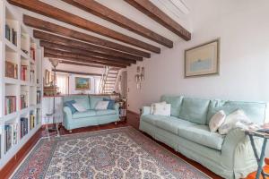 - un salon avec un canapé et une étagère à livres dans l'établissement Charming loft with roof terrace close to S. Marco, à Venise