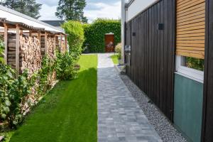 um jardim com uma passagem ao lado de uma casa em Birgits Lodge em Rheinbach