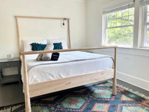 un letto con struttura in legno in una camera da letto di Its Back Historic Flat in Downtown Boise a Boise