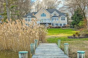 una casa grande con una pasarela de madera delante de ella en Annapolis Bay Ridge Retreat, en Annapolis